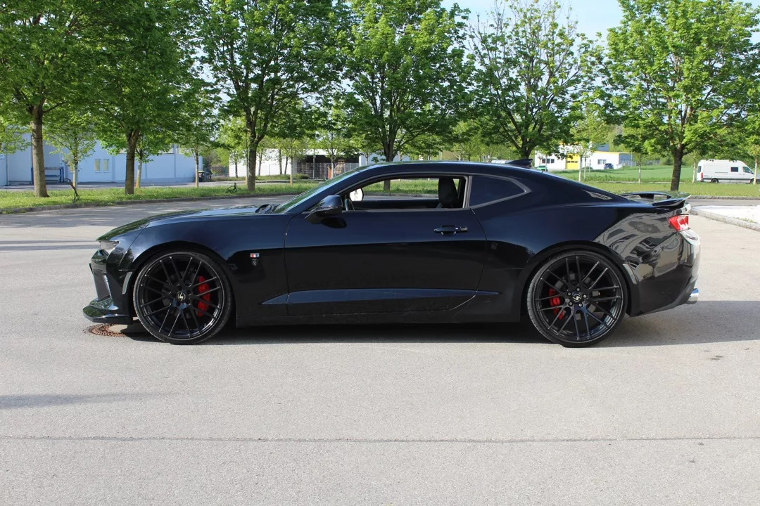 Chevrolet Camaro 6.2 V8 Customkingz in Schwarz von der Seite mieten