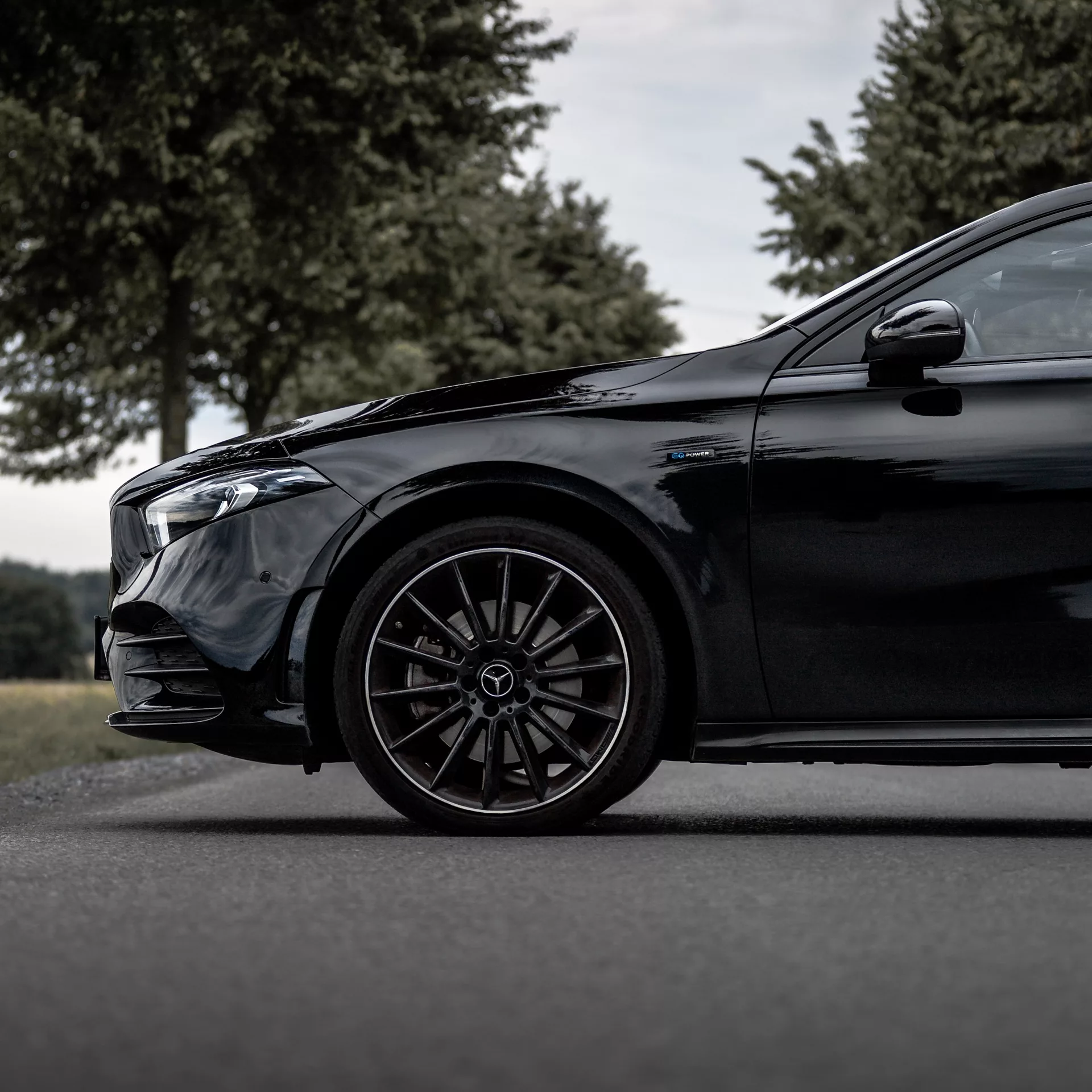 Mercedes-Benz A250e Edition in Schwarz, Seitenansicht, mieten.