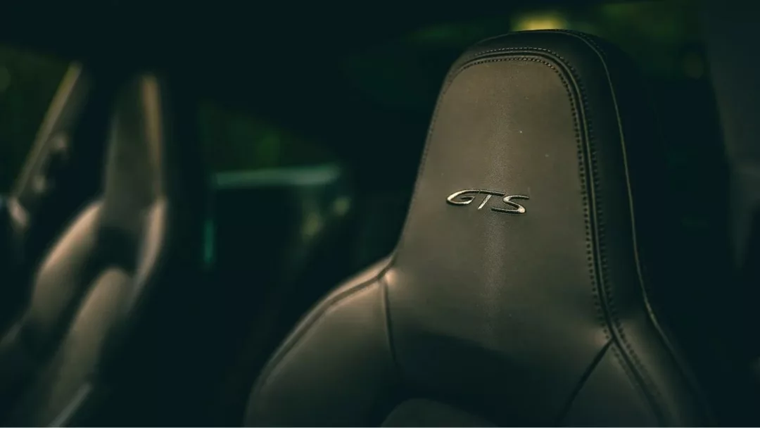 Porsche 911 Carrera 4 GTS Sportsitze Nahaufnahme mieten