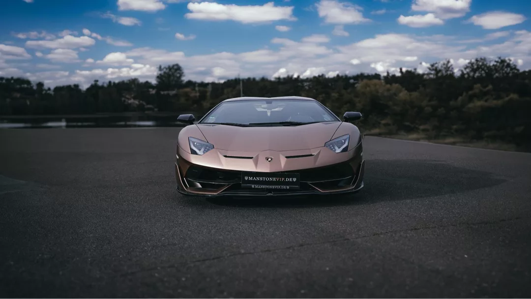 Lamborghini Aventador SVJ Roadster in Bronze Frontansicht mieten