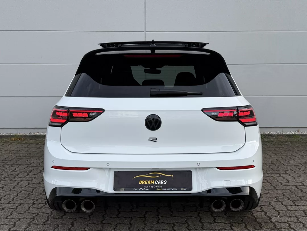 Golf 8 R Akrapovic Black Edition Rückansicht in Weiß mieten