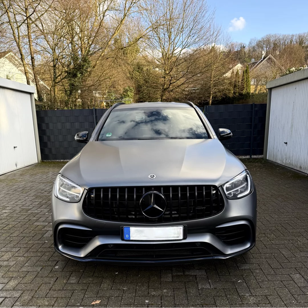 Mercedes-Benz GLC63 AMG Facelift in Grau mieten - Frontansicht.