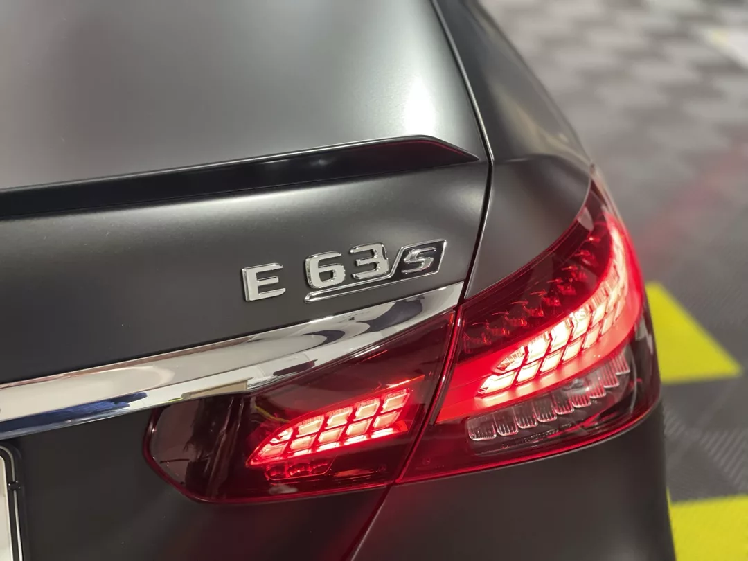 Mercedes E63s Final Edition Rückansicht in Schwarz mieten