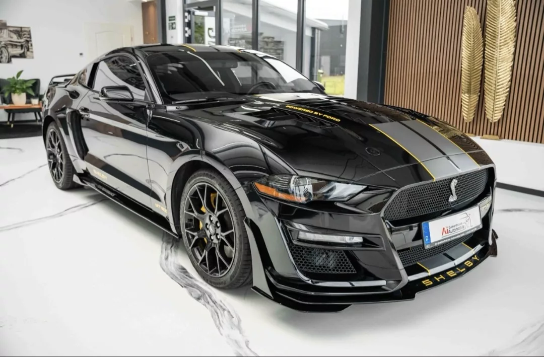 FORD MUSTANG GT 500 Shelby Optik in Schwarz-Frontansicht mieten