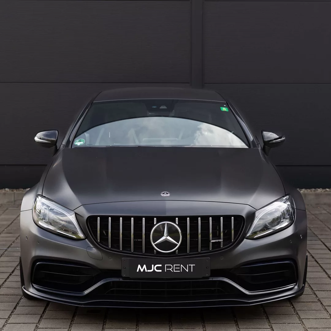 Mercedes Benz C63s Coupé in Grau mieten - Frontansicht.