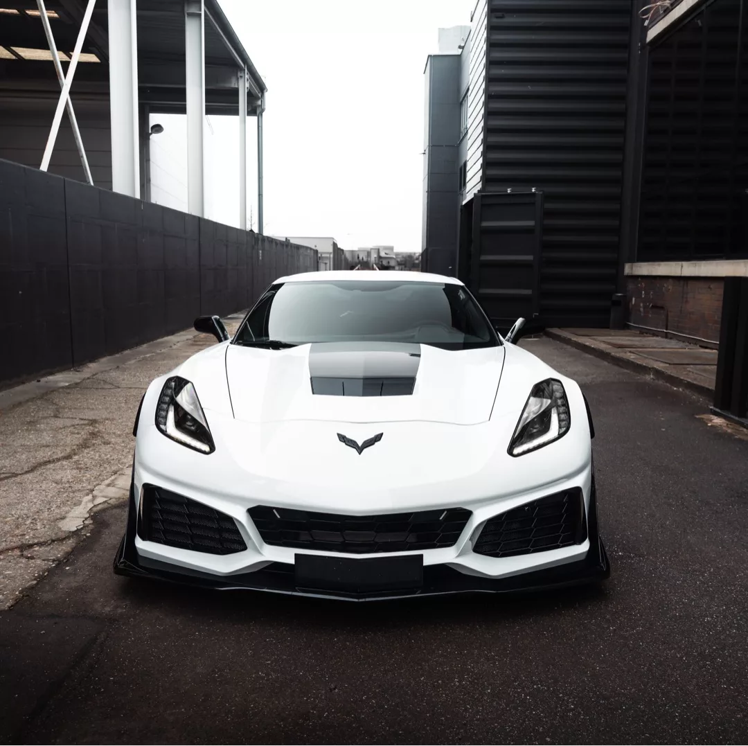 Corvette C7 Grand Sport ZR1 in Weiß mieten - Frontansicht