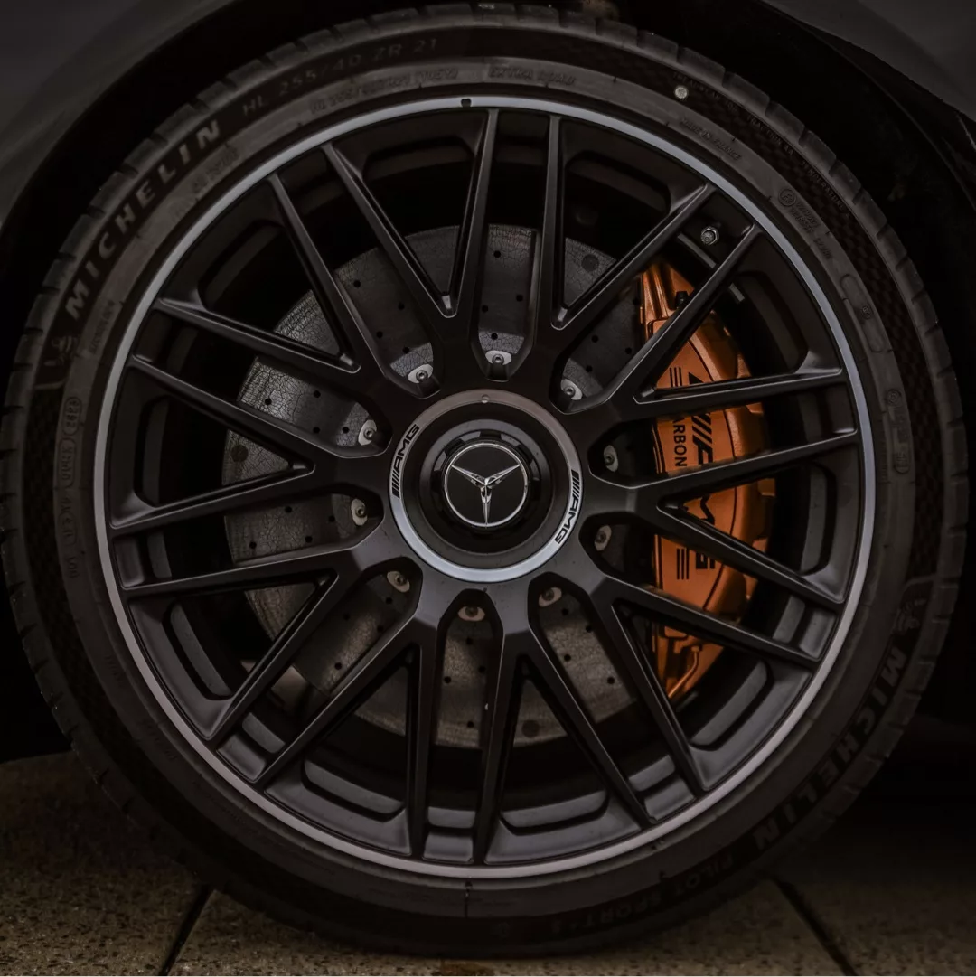 Mercedes-Benz S63 AMG E-Performance Felge in Nahaufnahme mieten.