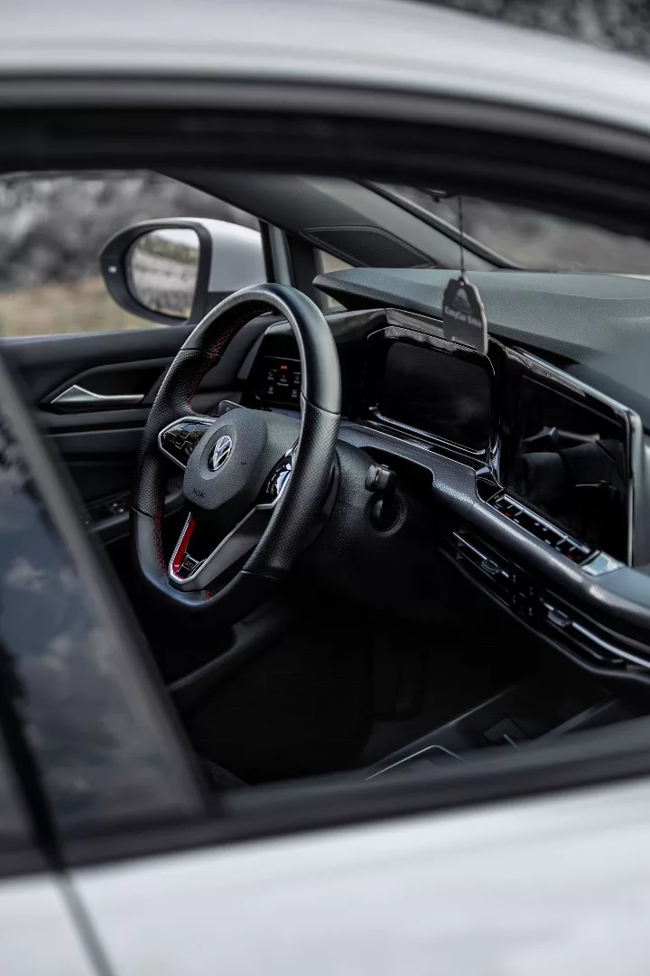 VW Golf 8 GTI Clubsport Innenraum mit Lederlenkrad mieten