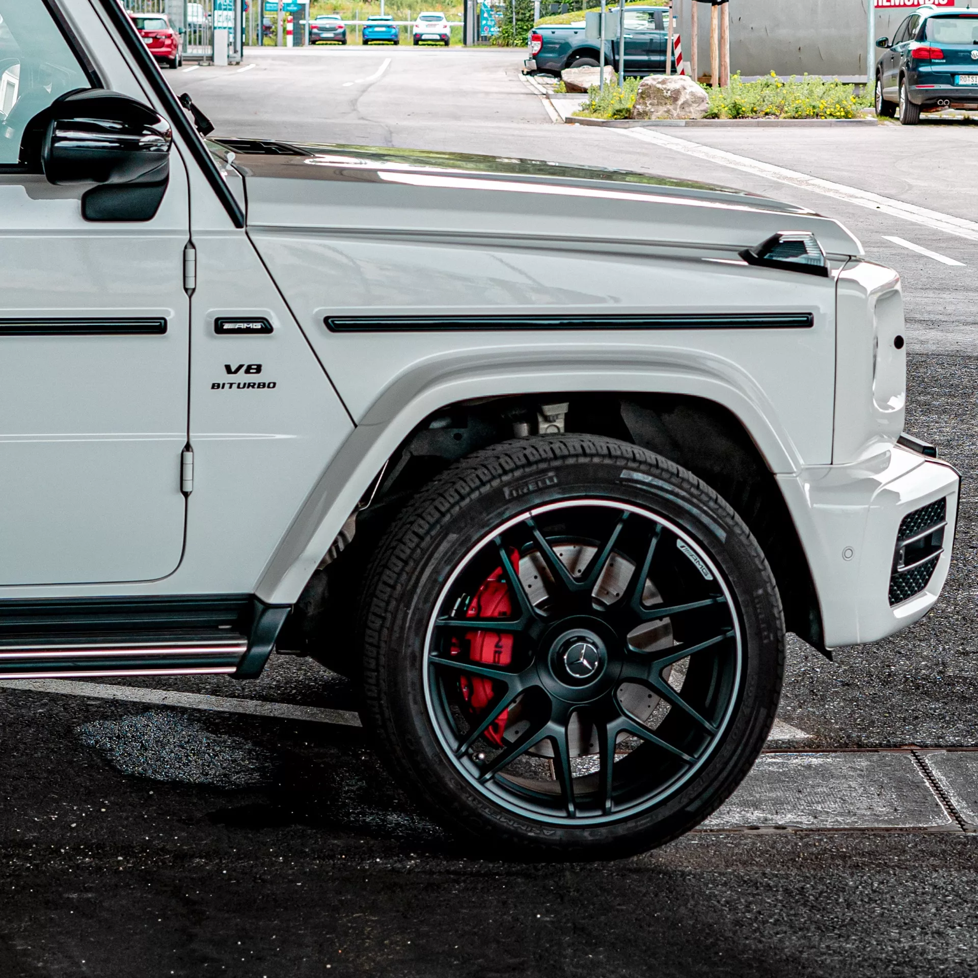 Mercedes G63 AMG in Weiß, Seitenansicht auf Rad und Kotflügel mieten.
