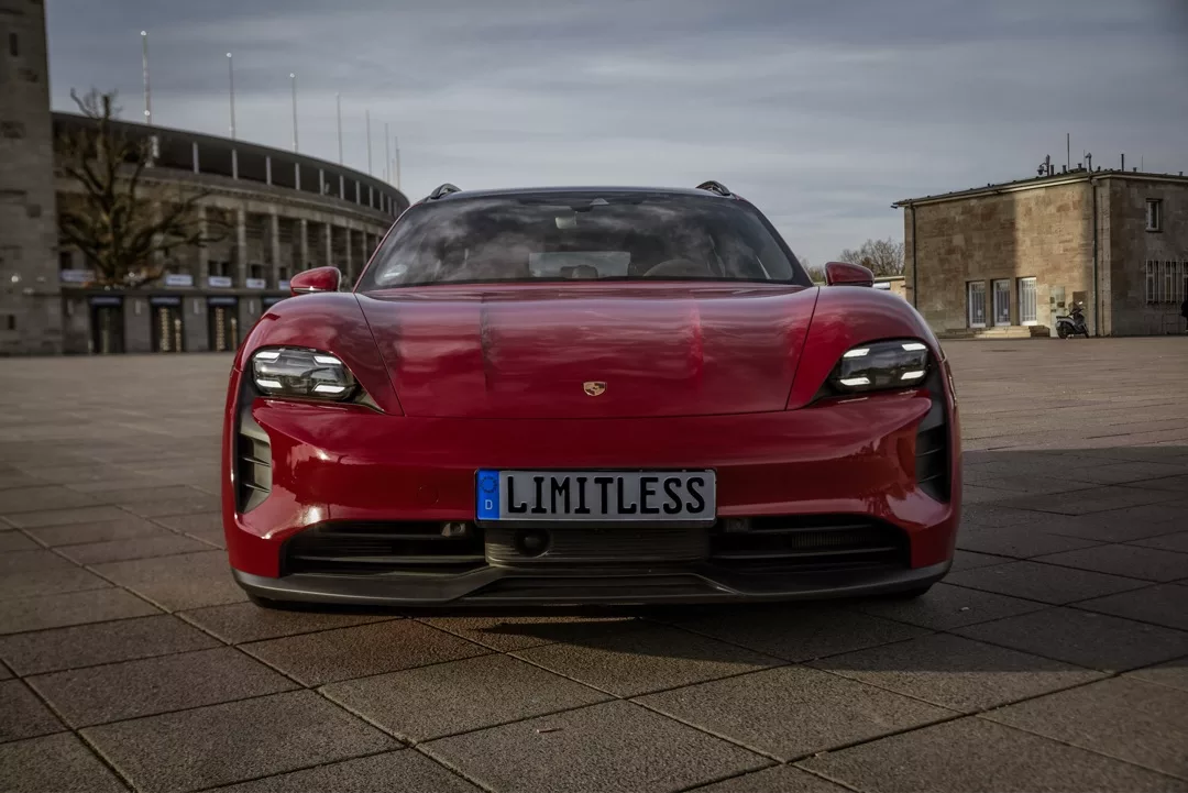 Porsche Taycan GTS SportTurismo in Rot frontal mieten
