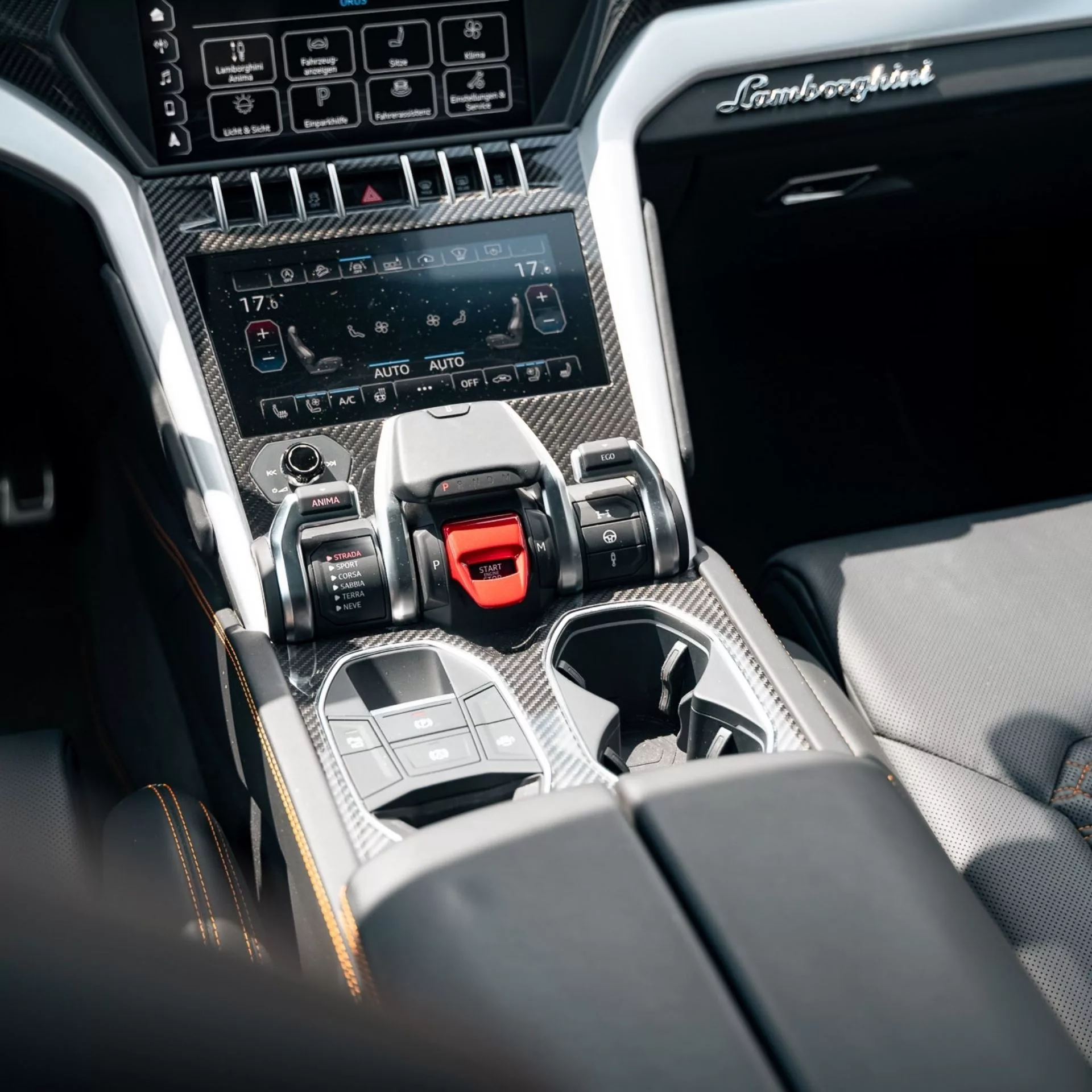 Innenansicht eines Lamborghini Urus Cockpits mit moderner Mittelkonsole.