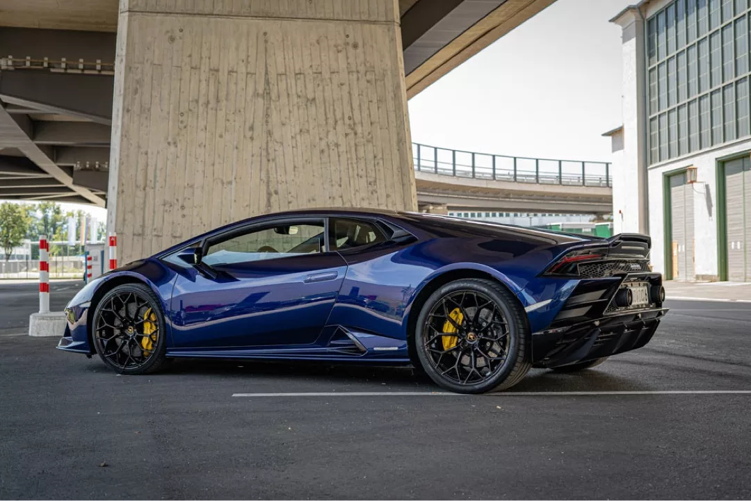 Lamborghini Huracan EVO in Blau von der Seite mieten