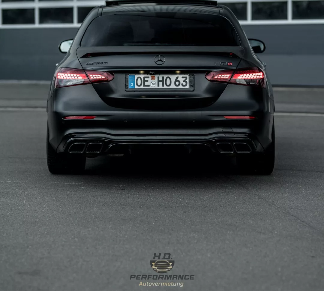 Mercedes E63S Facelift in Matt von hinten mieten
