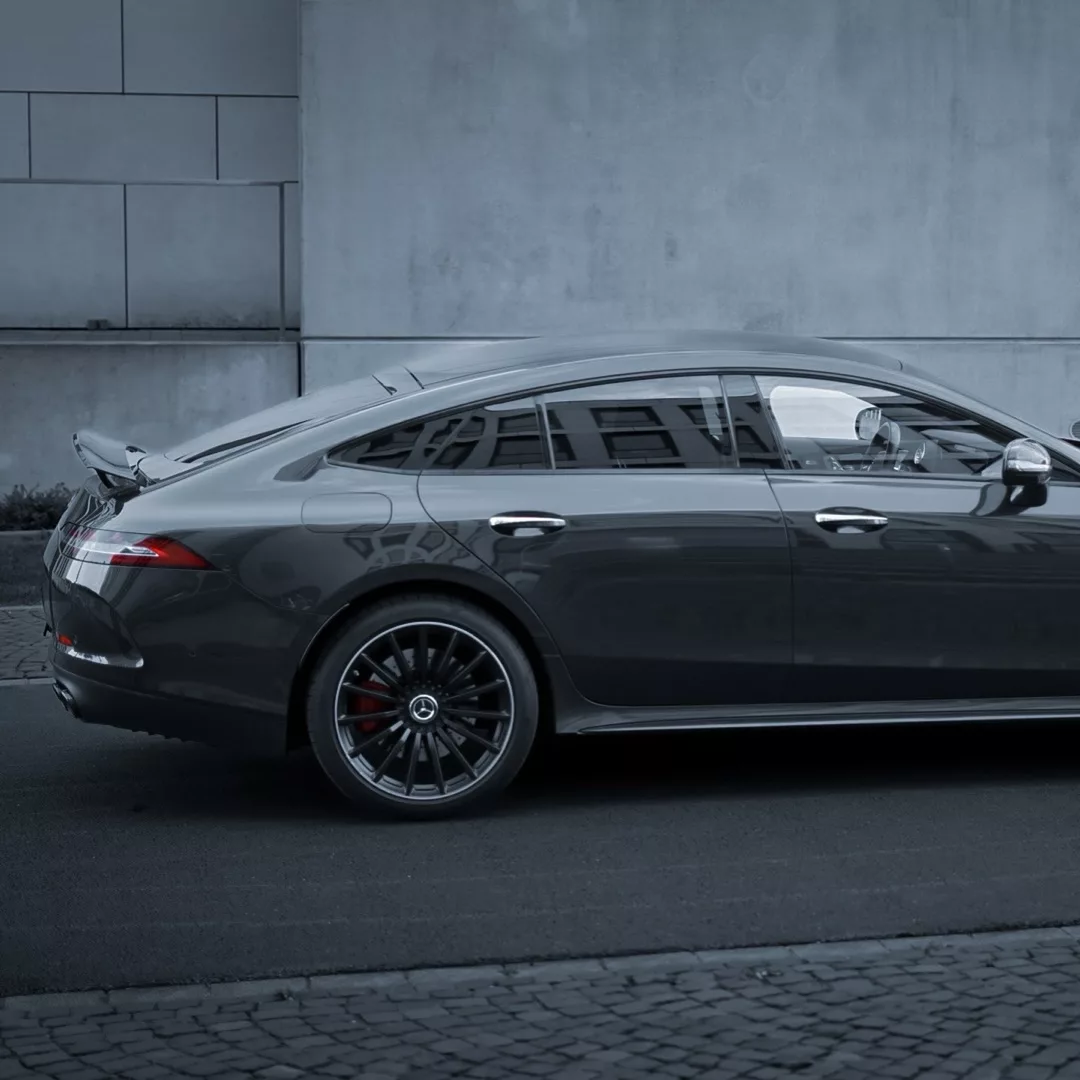 Mercedes AMG GT43 4Türer in Grau von der Seite mieten