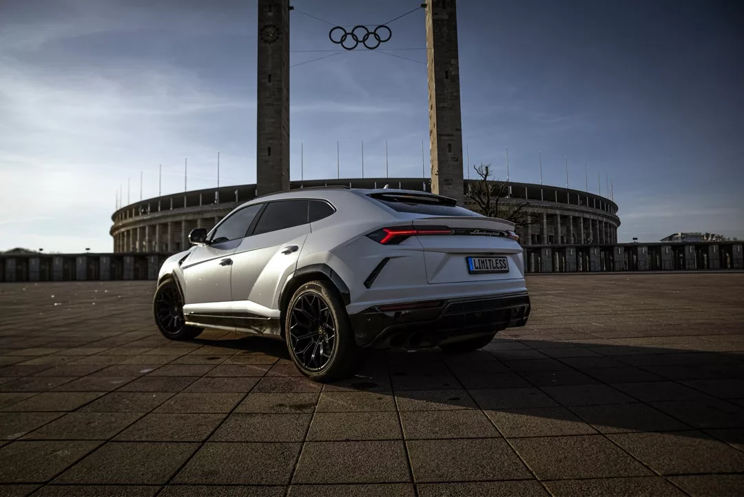 Lamborghini Urus in Silber von hinten mieten