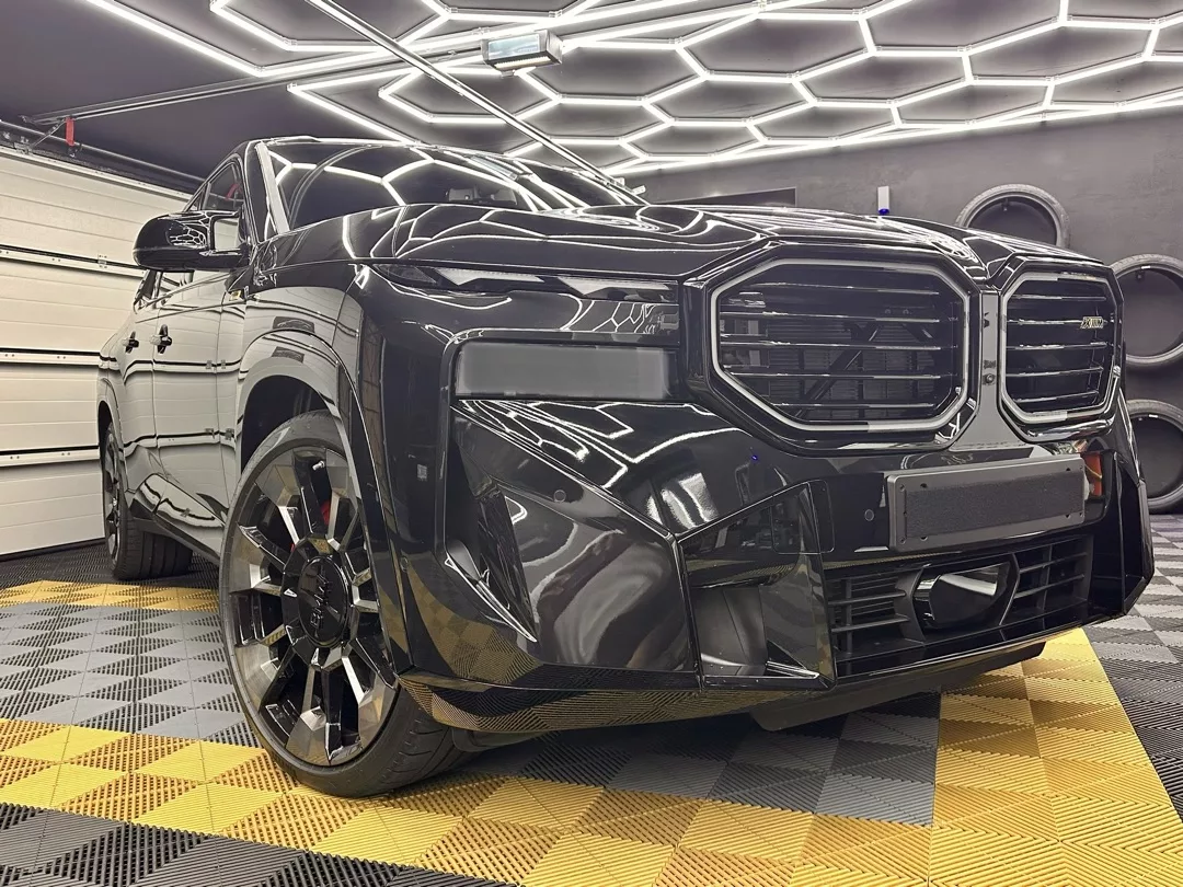 BMW XM in Schwarz mieten - Frontansicht im Innenraum.