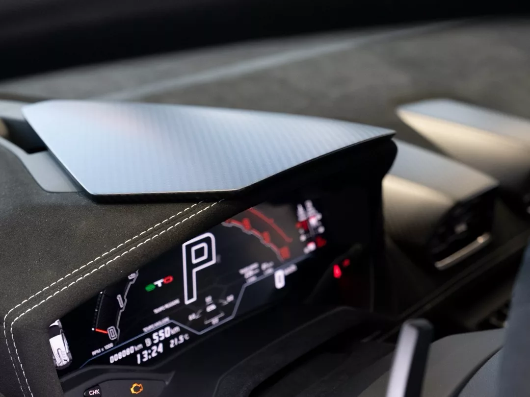 Lamborghini Huracan STO Cockpit-Display Nahaufnahme mieten