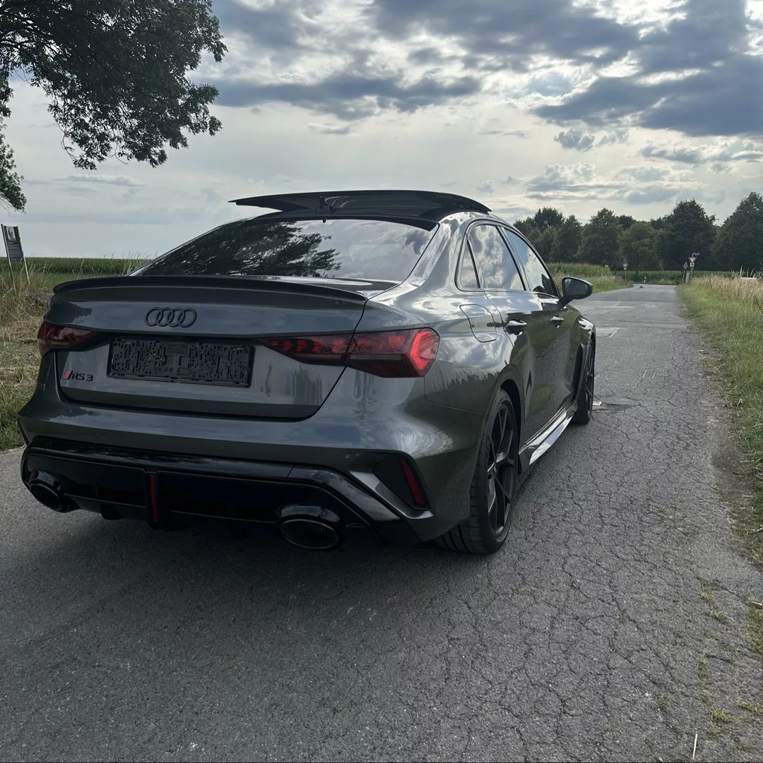 Audi RS3 Limousine in Grau von hinten mieten