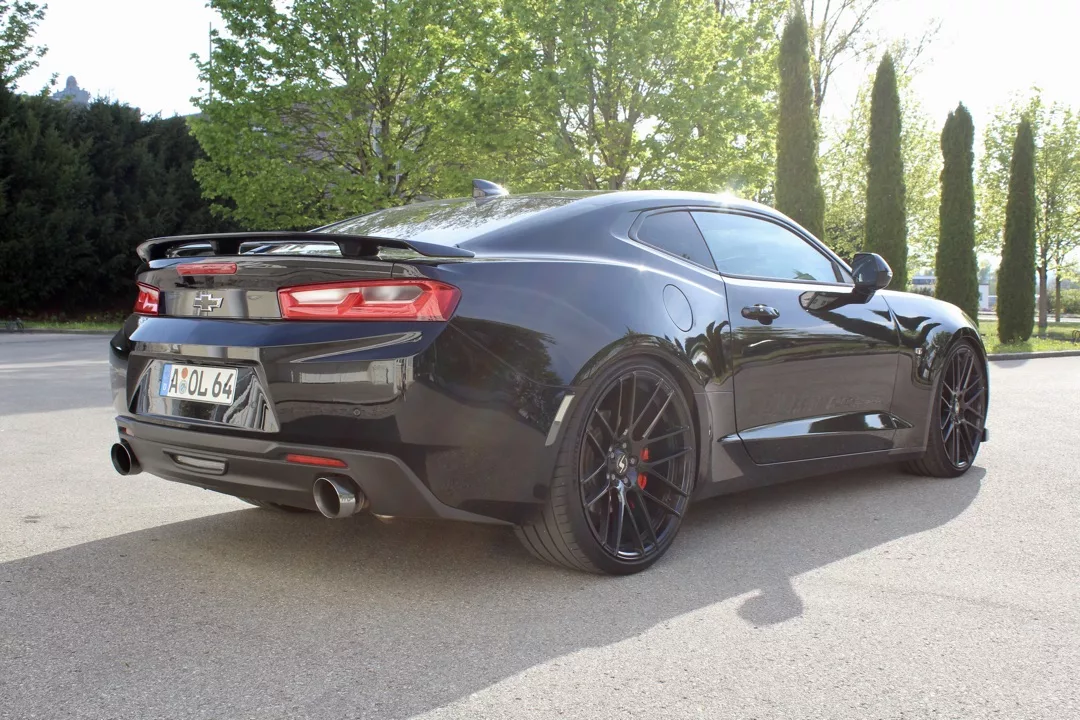 Chevrolet Camaro 6.2 V8 Customkingz in Schwarz von hinten mieten