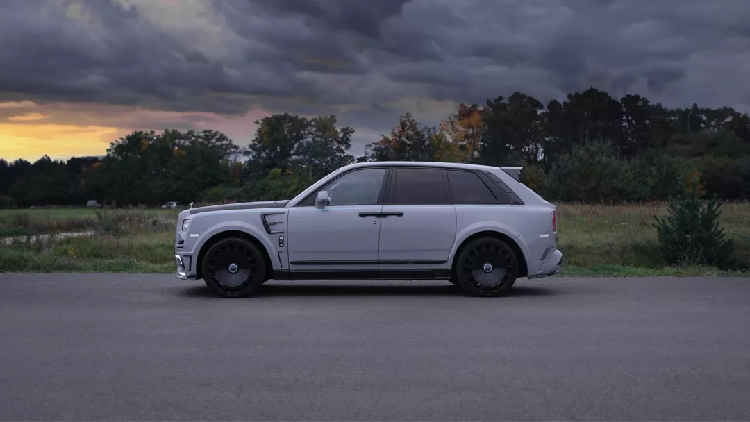 Rolls-Royce Cullinan Mansory SUV in Weiß von der Seite mieten
