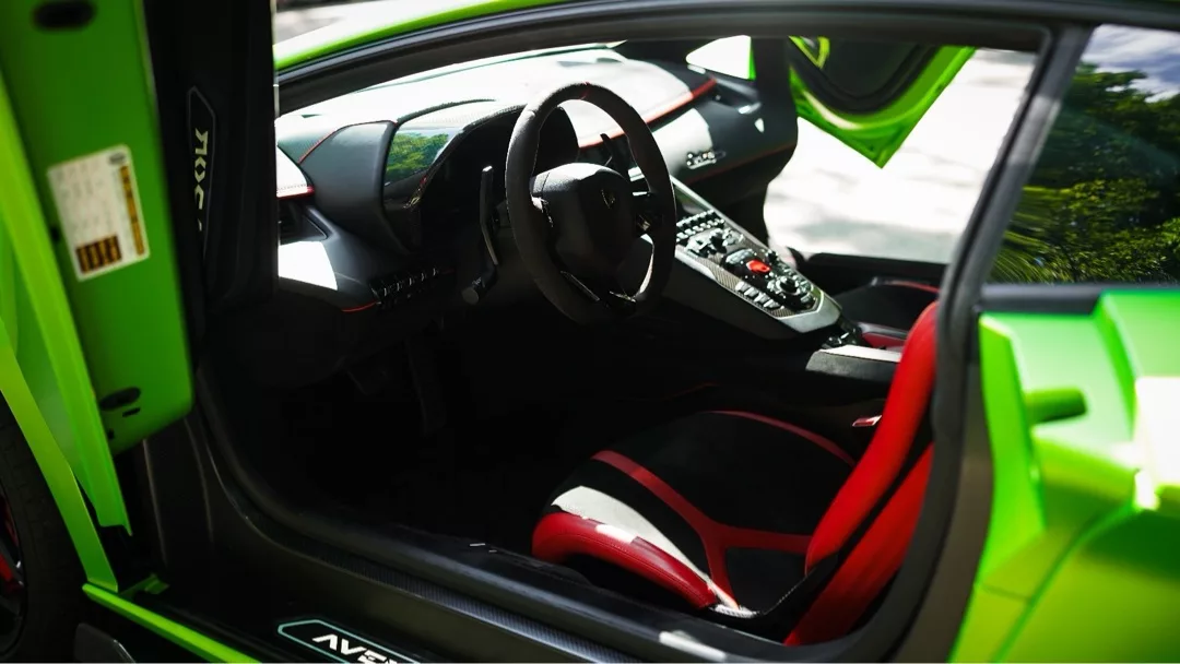 Lamborghini Aventador SVJ Coupé Innenraum mit Sportsitzen in Berlin mieten.