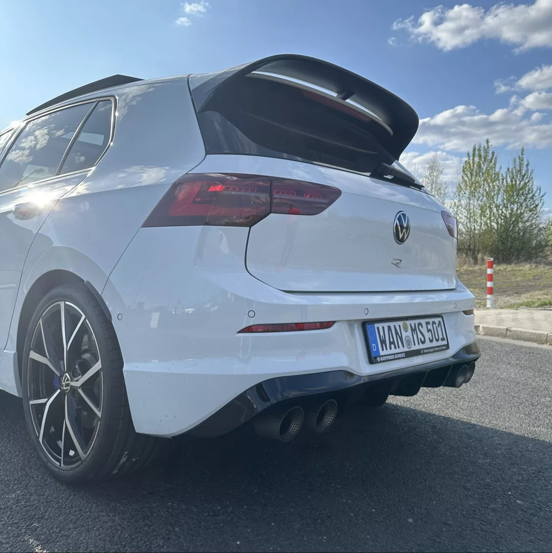 VW Golf 8R Performance in Weiß von hinten mieten