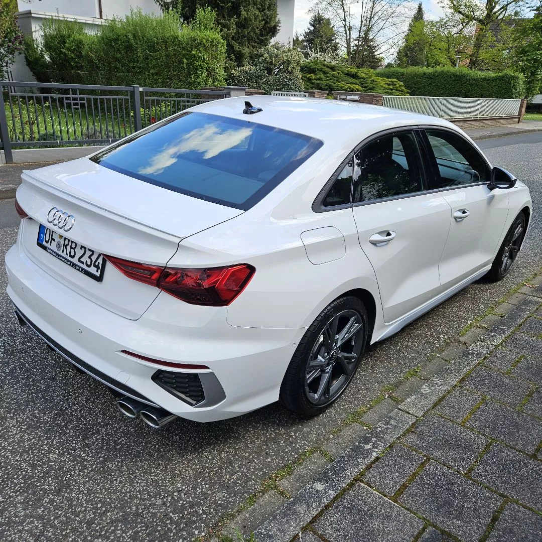 Audi S3 in Weiß von hinten mieten