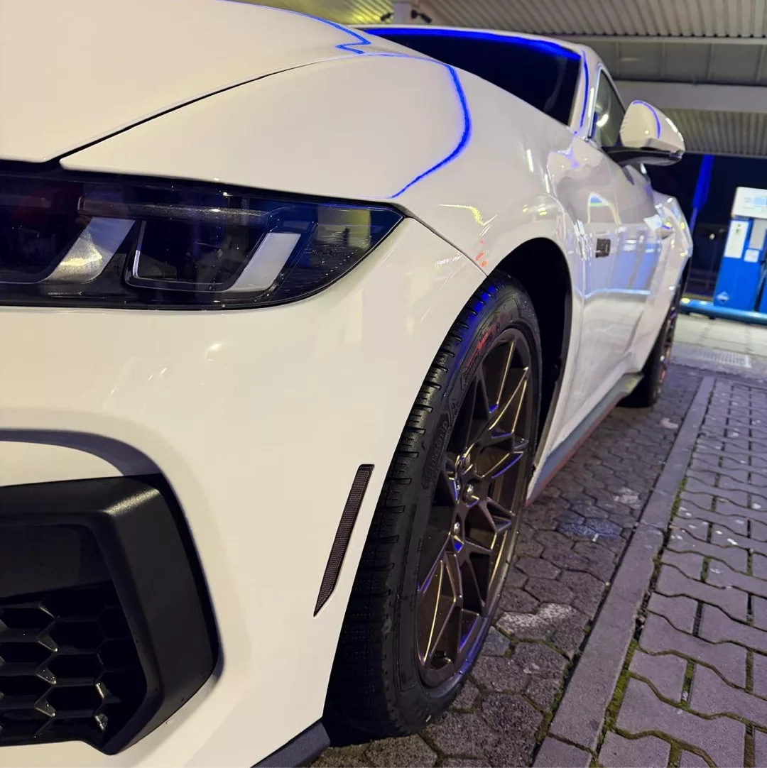 Ford Mustang GT in Weiß Nahaufnahme Frontansicht mieten