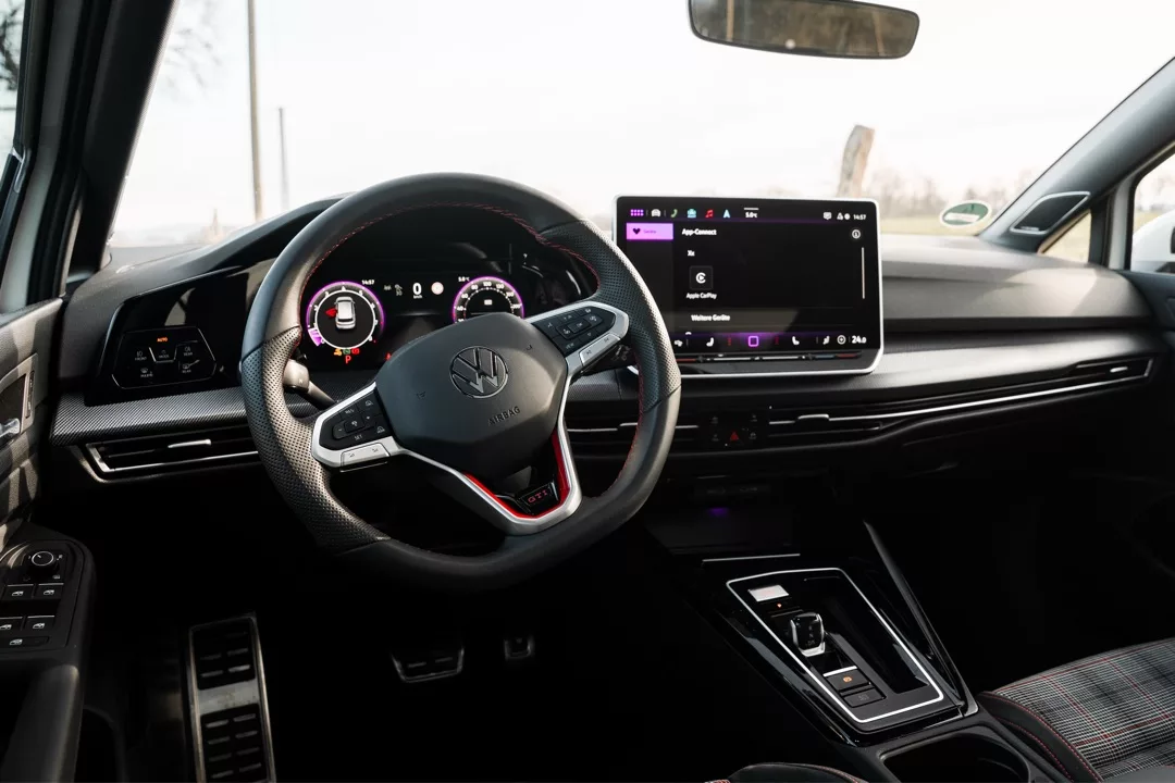 VW Golf 8 GTI Facelift Cockpit mit digitalem Display mieten.