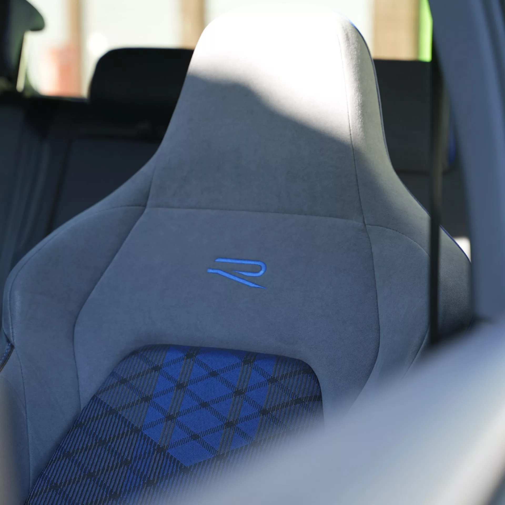 Golf 8 R Performance Innenraum mit blauen Akzenten mieten