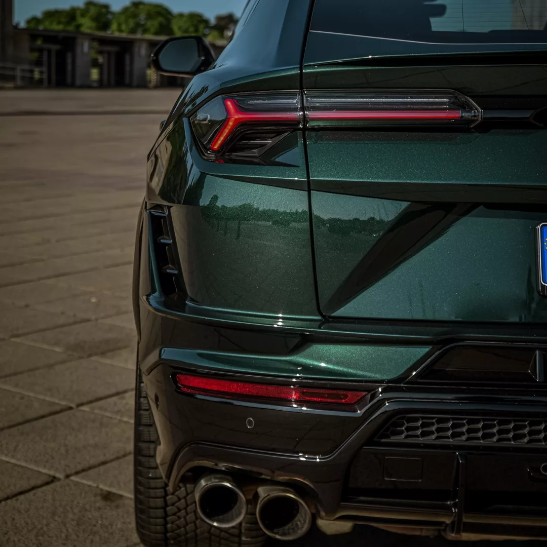 Lamborghini Urus S in Grün von hinten mieten