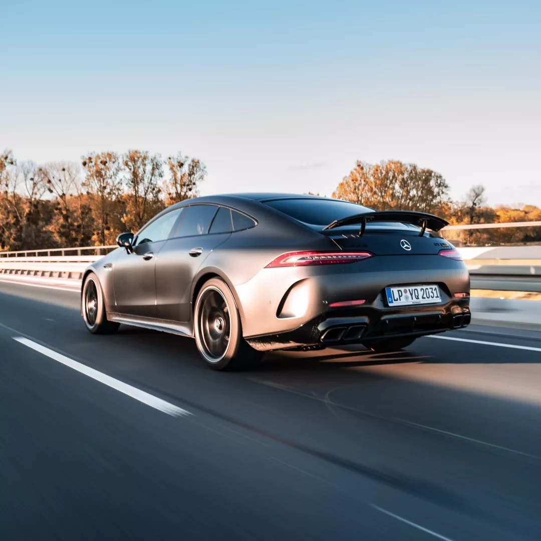Mercedes GT63s AMG in Grau von hinten auf Autobahn mieten