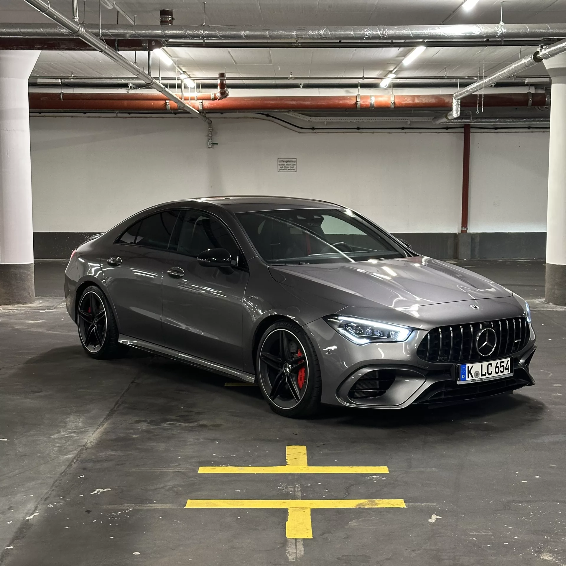 Mercedes CLA 45 S AMG in Grau mieten - Frontansicht im Parkhaus
