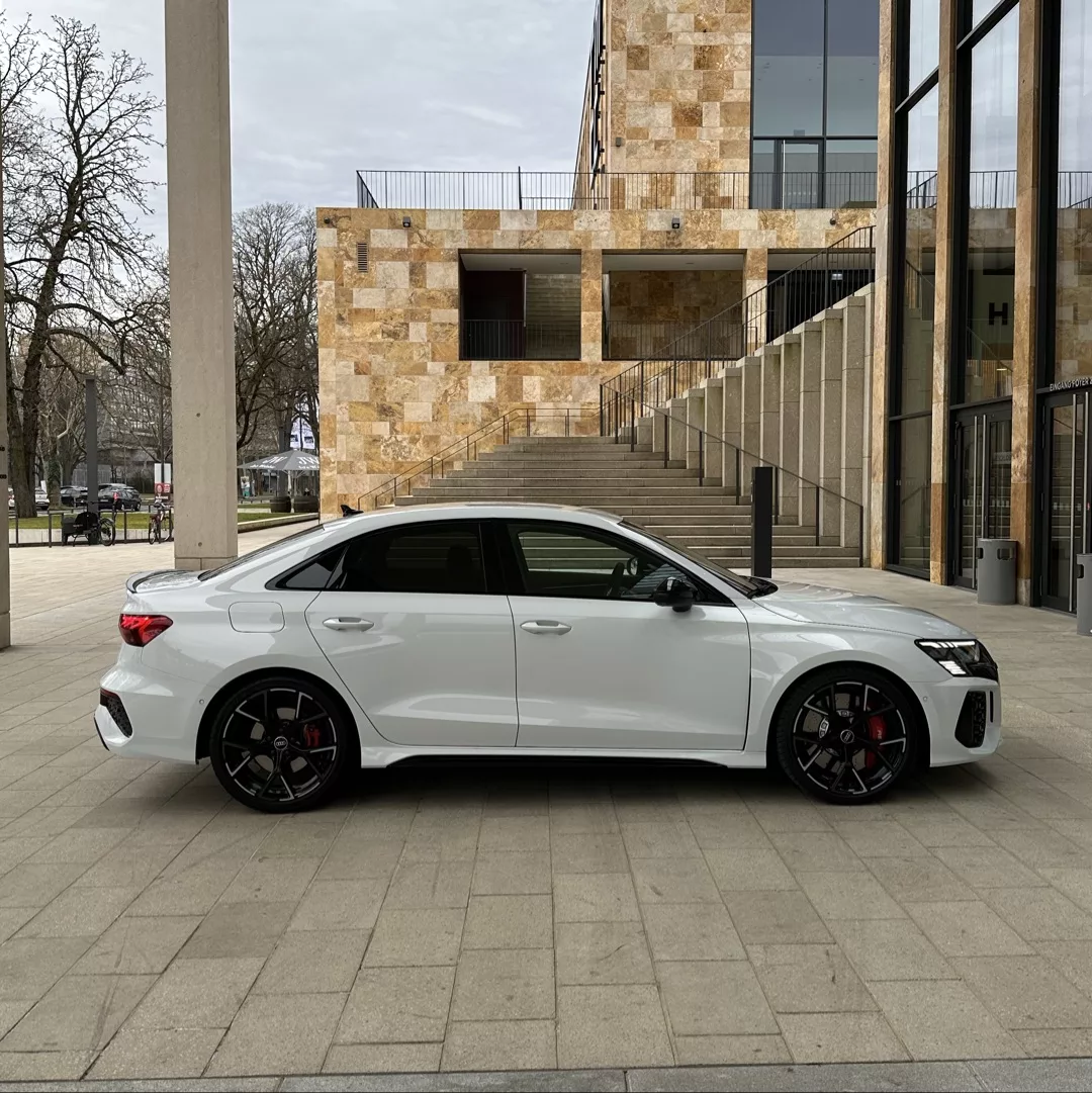 Audi RS3 Limousine in Weiß von der Seite mieten