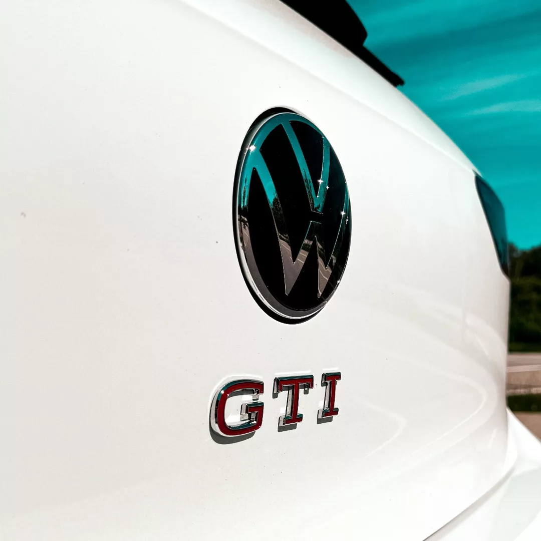 VW Golf GTI Clubsport Akrapovic in Weiß, Nahaufnahme Logo mieten