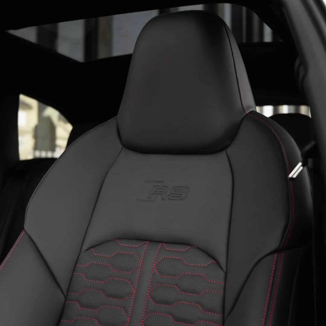 Audi RS6 Performance Innenraum mit Sportsitz mieten