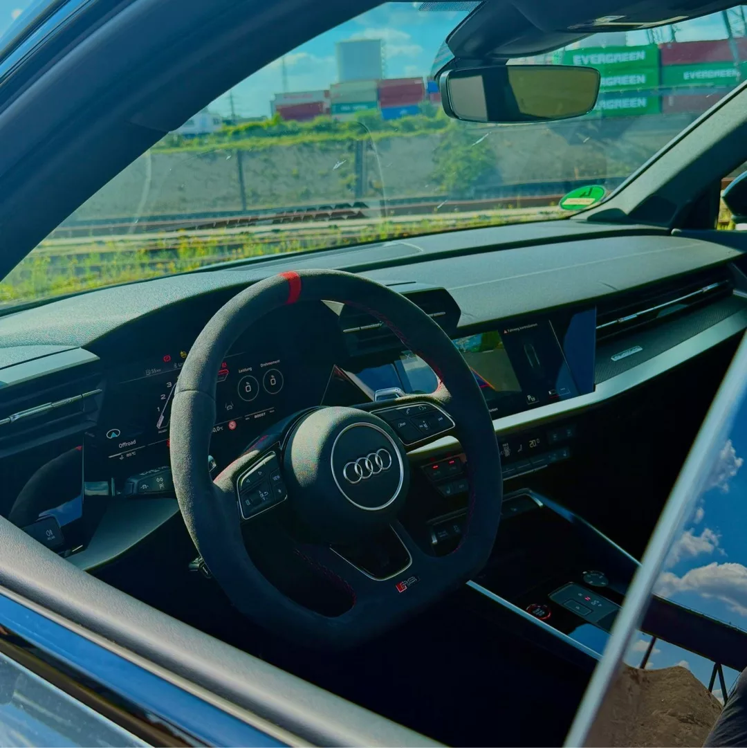 Audi RS3 Limousine Innenansicht mit Lenkrad und Armaturenbrett mieten