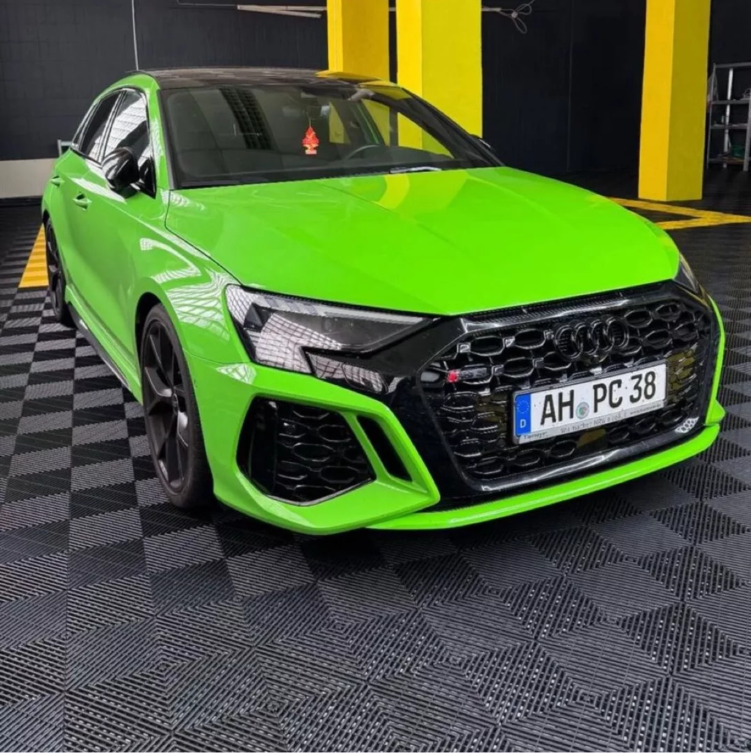 Audi RS3 in Grün mieten - Frontperspektive