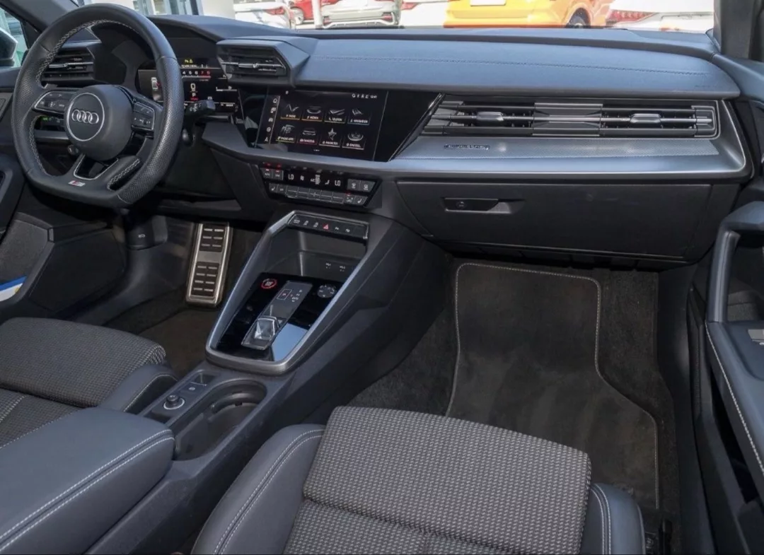 Audi S3 Limousine Innenraum mit modernem Armaturenbrett mieten