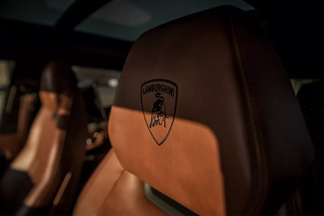 Lamborghini Urus Innenraum mit Ledersitzen mieten
