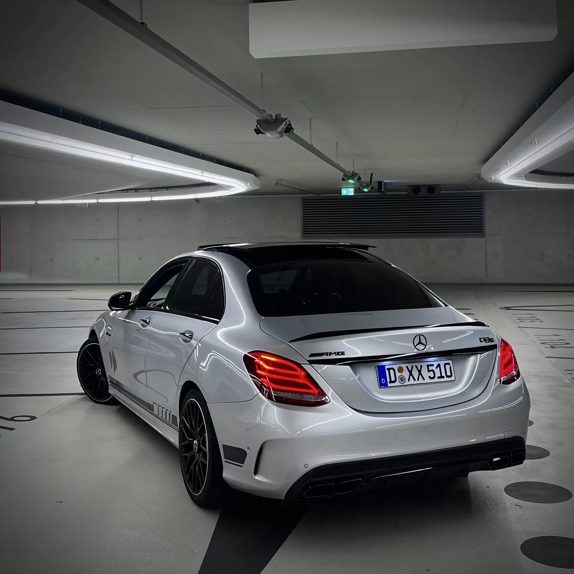 Mercedes C63 AMG in Weiß von schräg hinten mieten