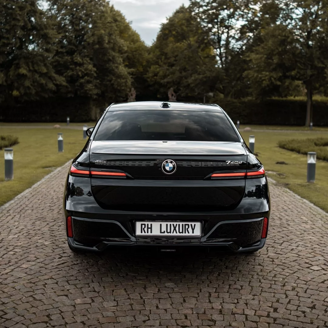 BMW 740d in Schwarz von hinten mieten