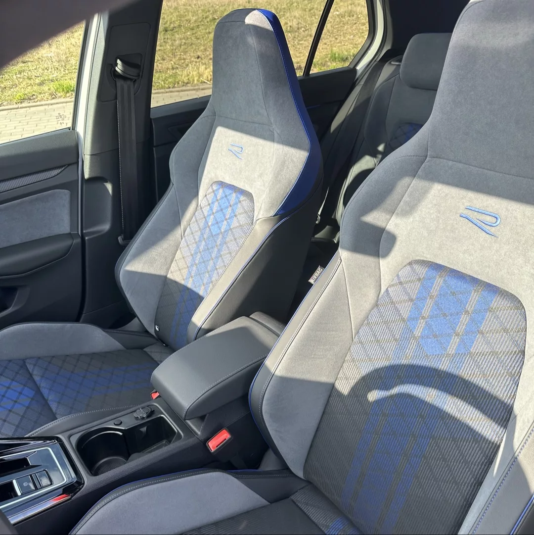 VW Golf 8R Performance Innenraum mit Sportsitzen mieten