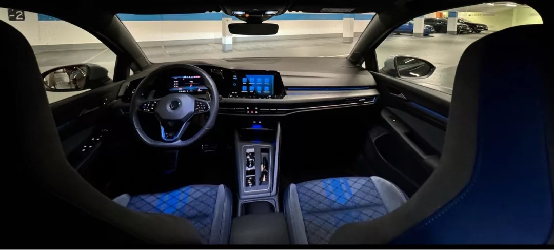 Golf 8R Innenraum mit Multifunktionslenkrad mieten.