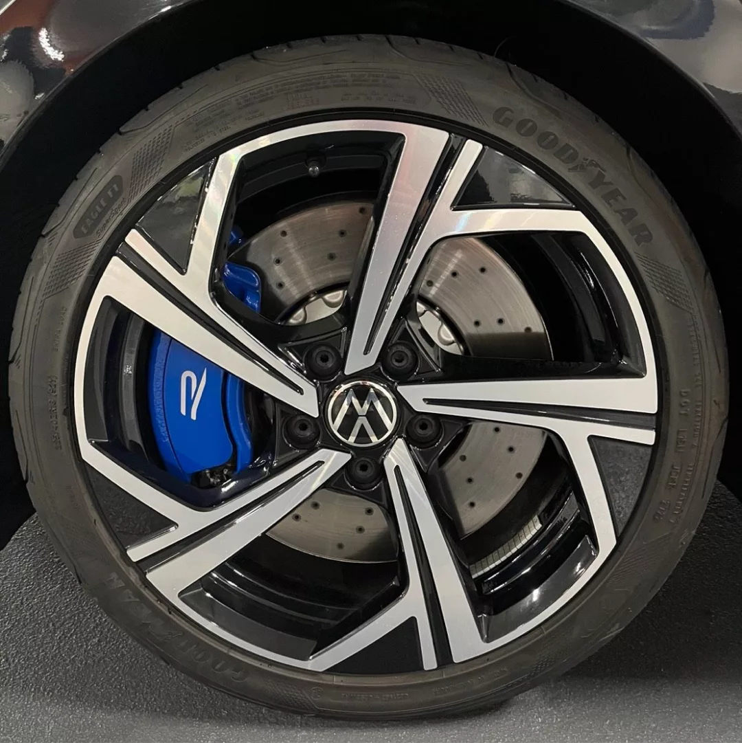 Golf 8R Felge mit blauem Bremssattel mieten