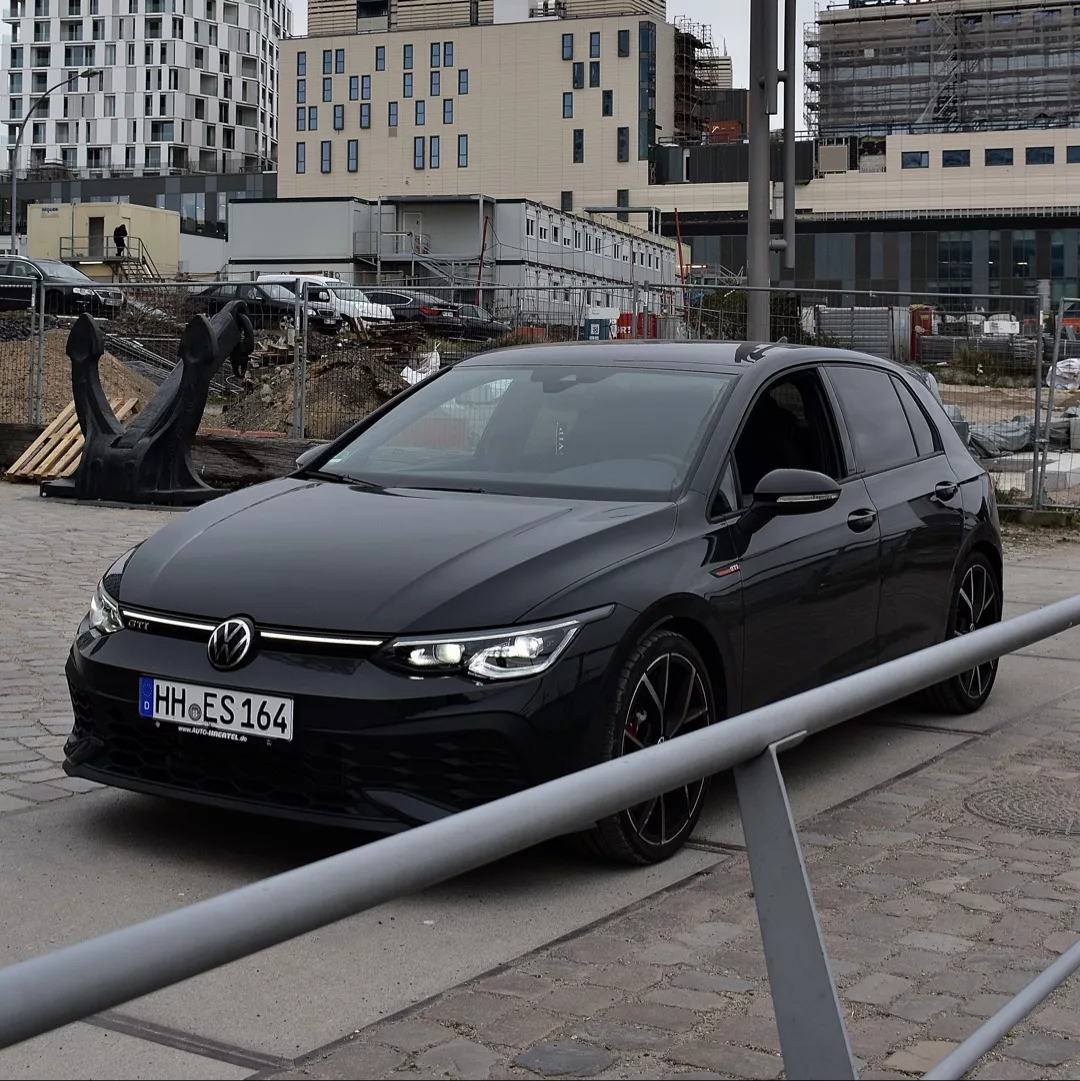 VW Golf 8 GTI CLUBSPORT in Schwarz mieten - Frontansicht