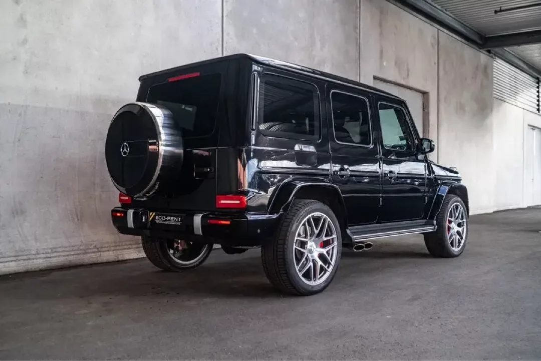 Mercedes-Benz G63 AMG in einer Garage, Ansicht von hinten rechts.
