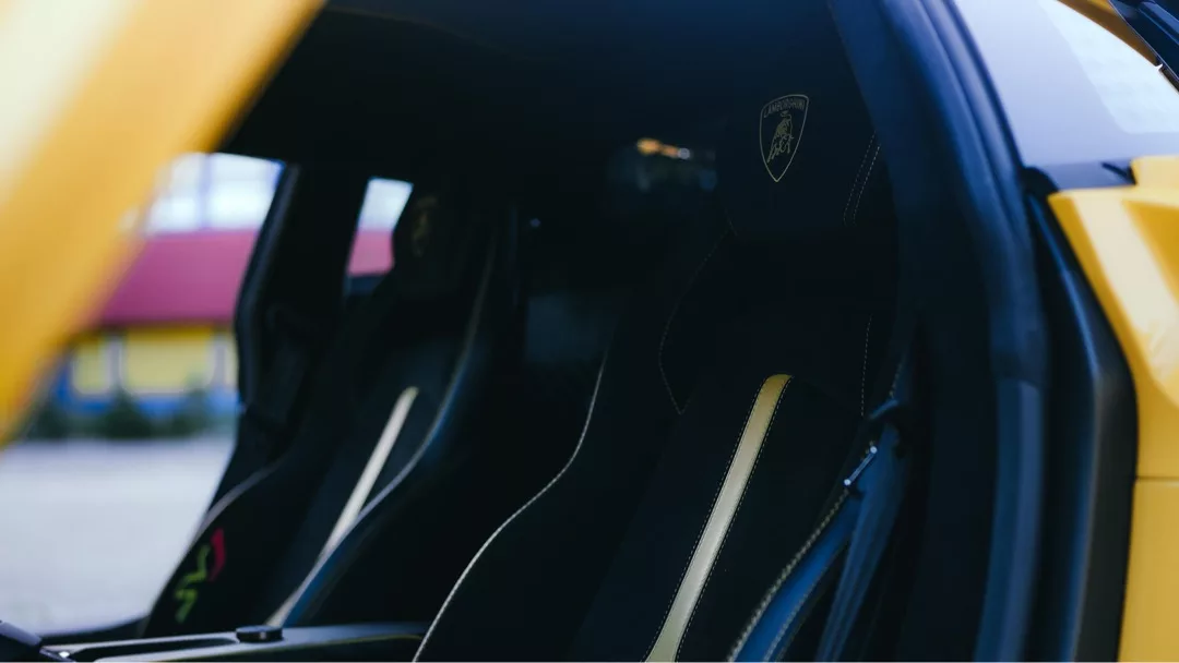 Lamborghini Aventador SVJ Innenraum mit Sportsitzen mieten