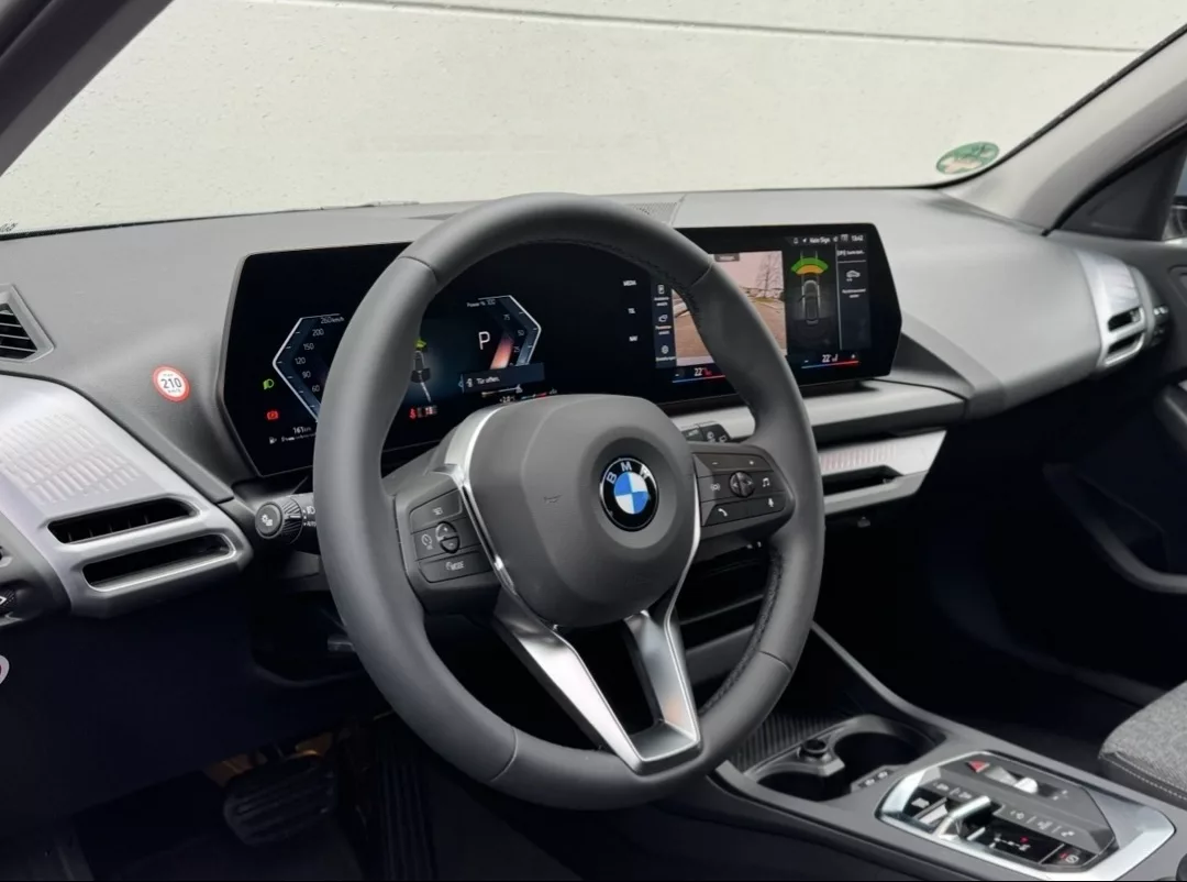 BMW 1er 120 M Sport Cockpit mieten - moderne Instrumententafel