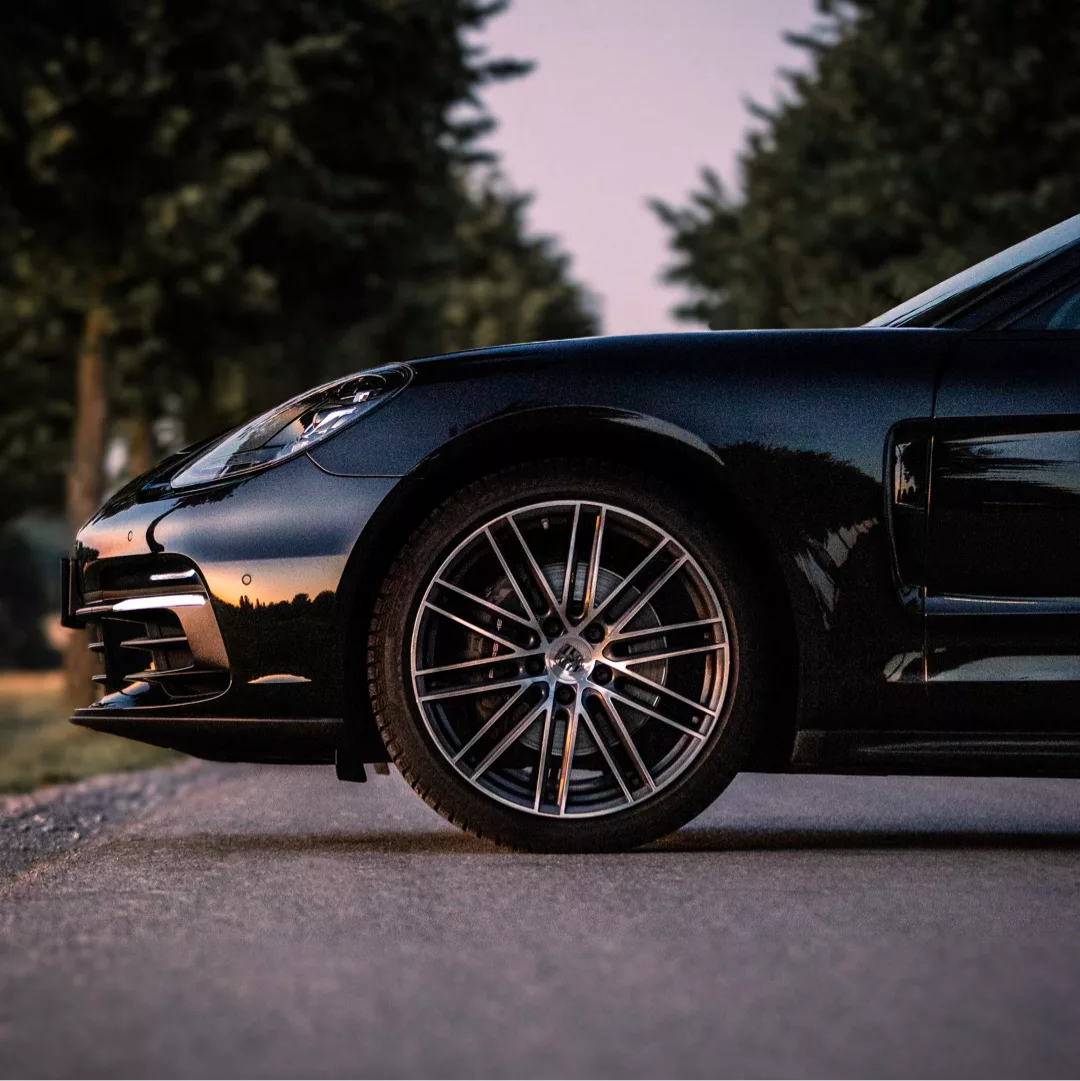 Porsche Panamera 4 in Schwarz Seitenansicht mit Aluminiumfelgen mieten
